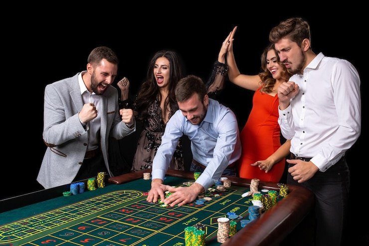 Dealer live casino dengan meja taruhan dan pemain secara online