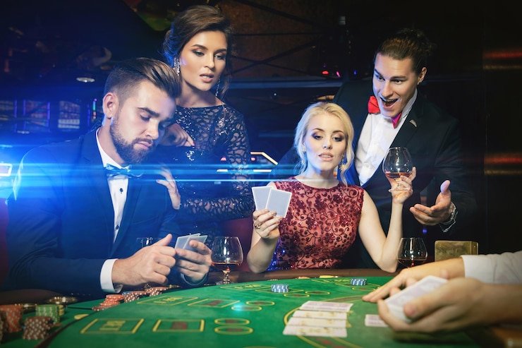 Meja live casino menampilkan dealer dan pemain menggunakan antarmuka digital