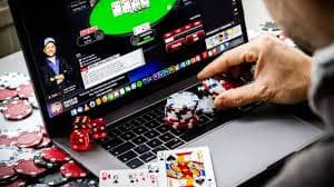 Ilustrasi proteksi keamanan digital untuk akun pengguna platform hiburan online